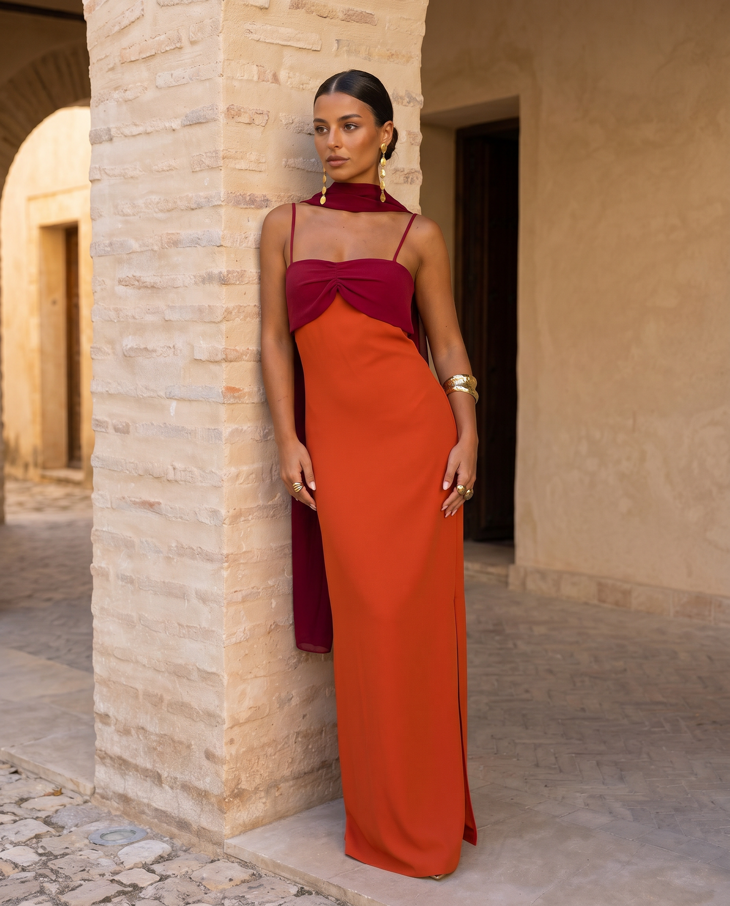 Sienna | Vestido en naranja con escote en rojo