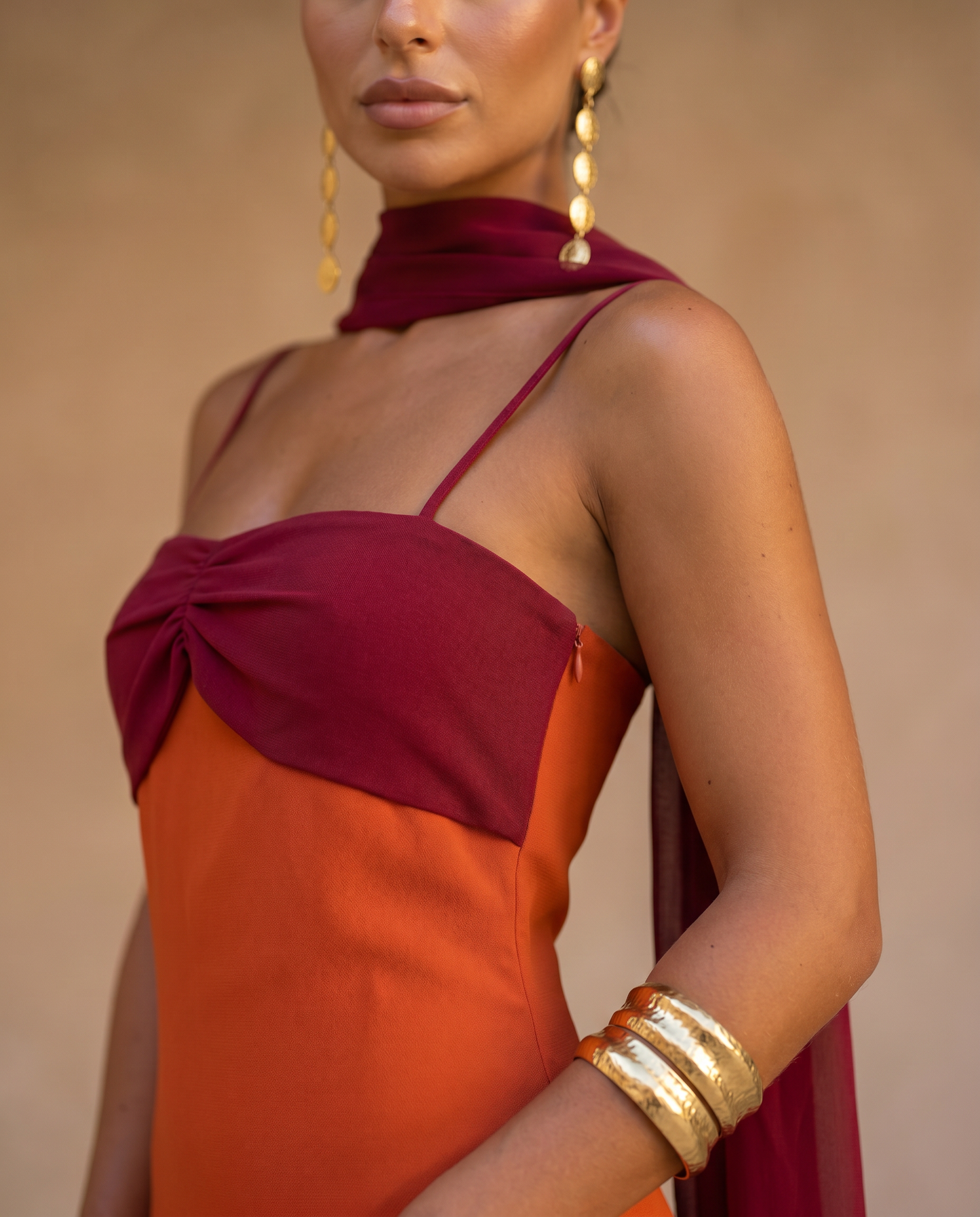 Sienna | Vestido en naranja con escote en rojo